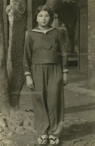 穿制服與木屐的女學生